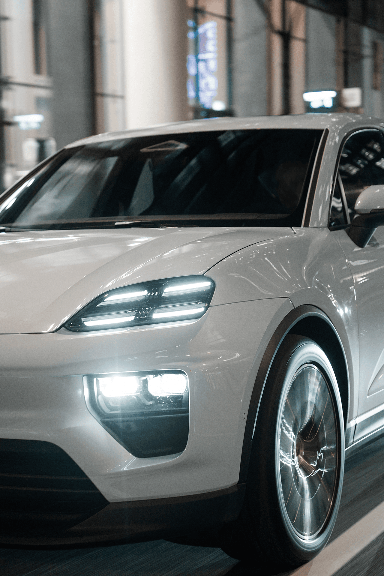 Detailansicht des Macan 4 von vorne links