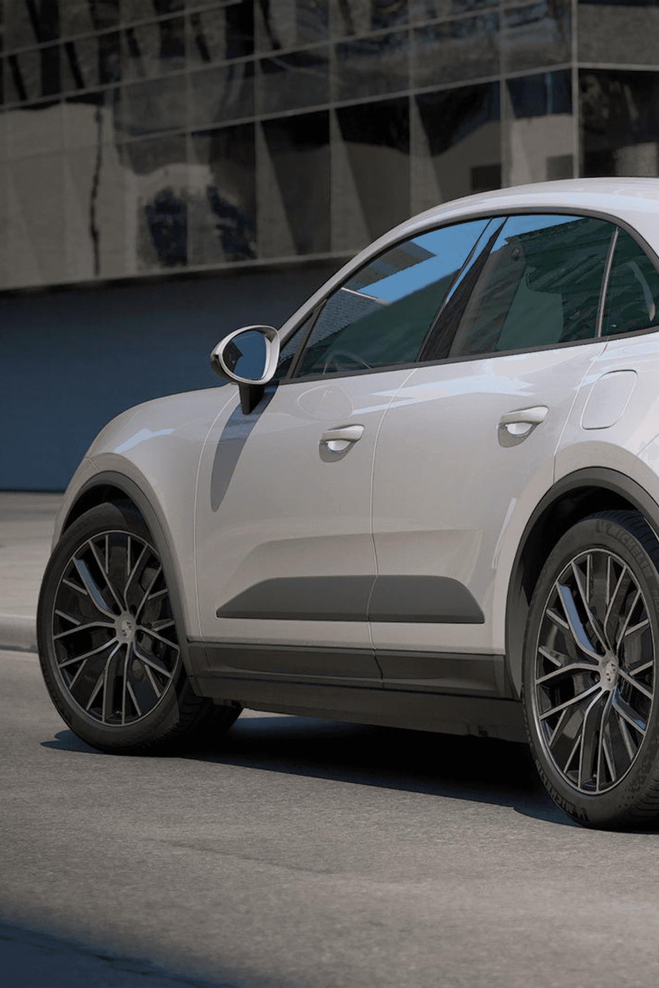 Seitenansicht des Macan 4 im Stand, zeigt die Felgen