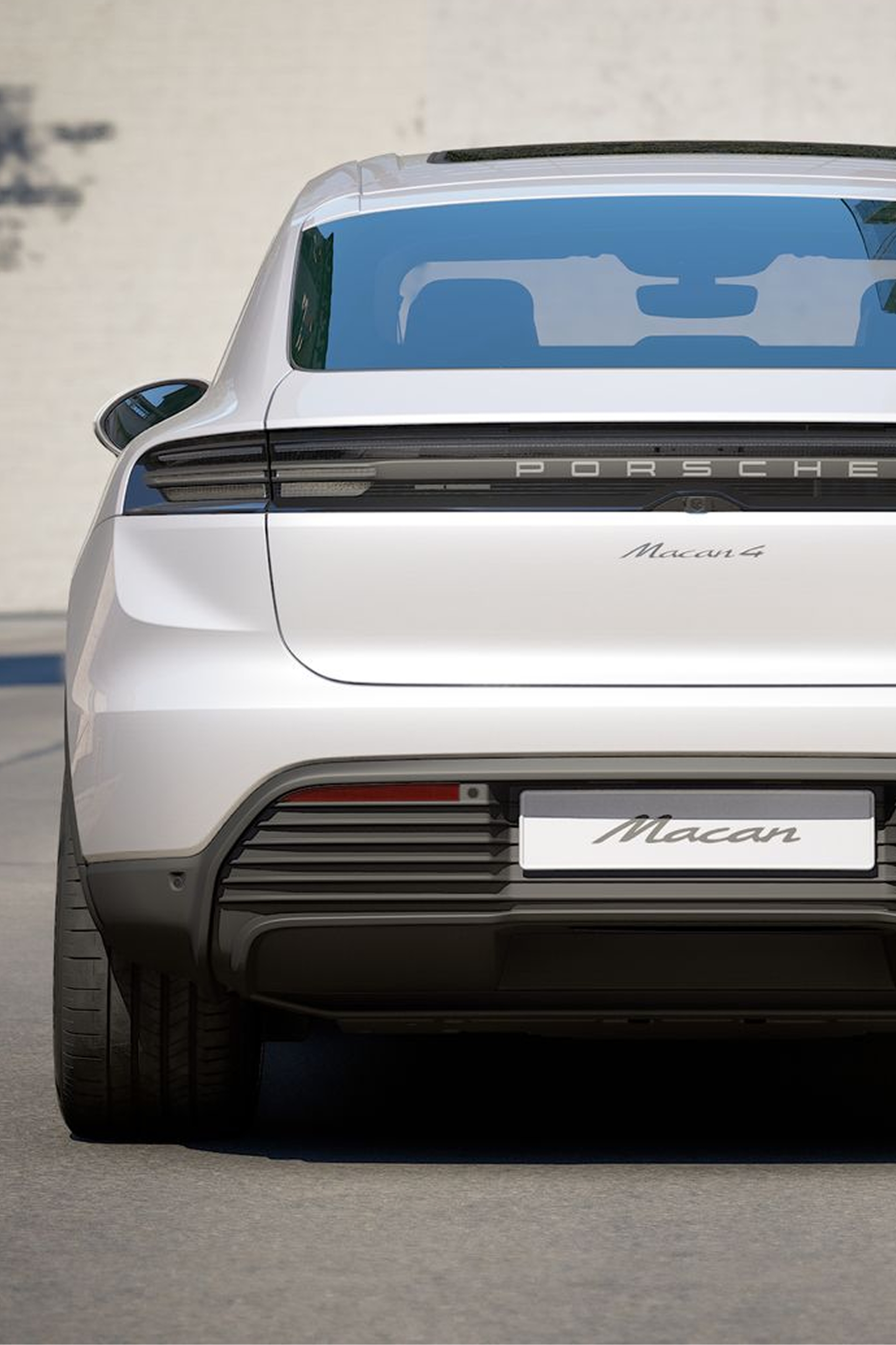 Porsche Macan 4 takaversio korostaa merkittävää Macan 4 -merkkiä, LED-tauluvaloja ja Advanced Package -suunnittelun elementtejä minimalistisen taustalla.