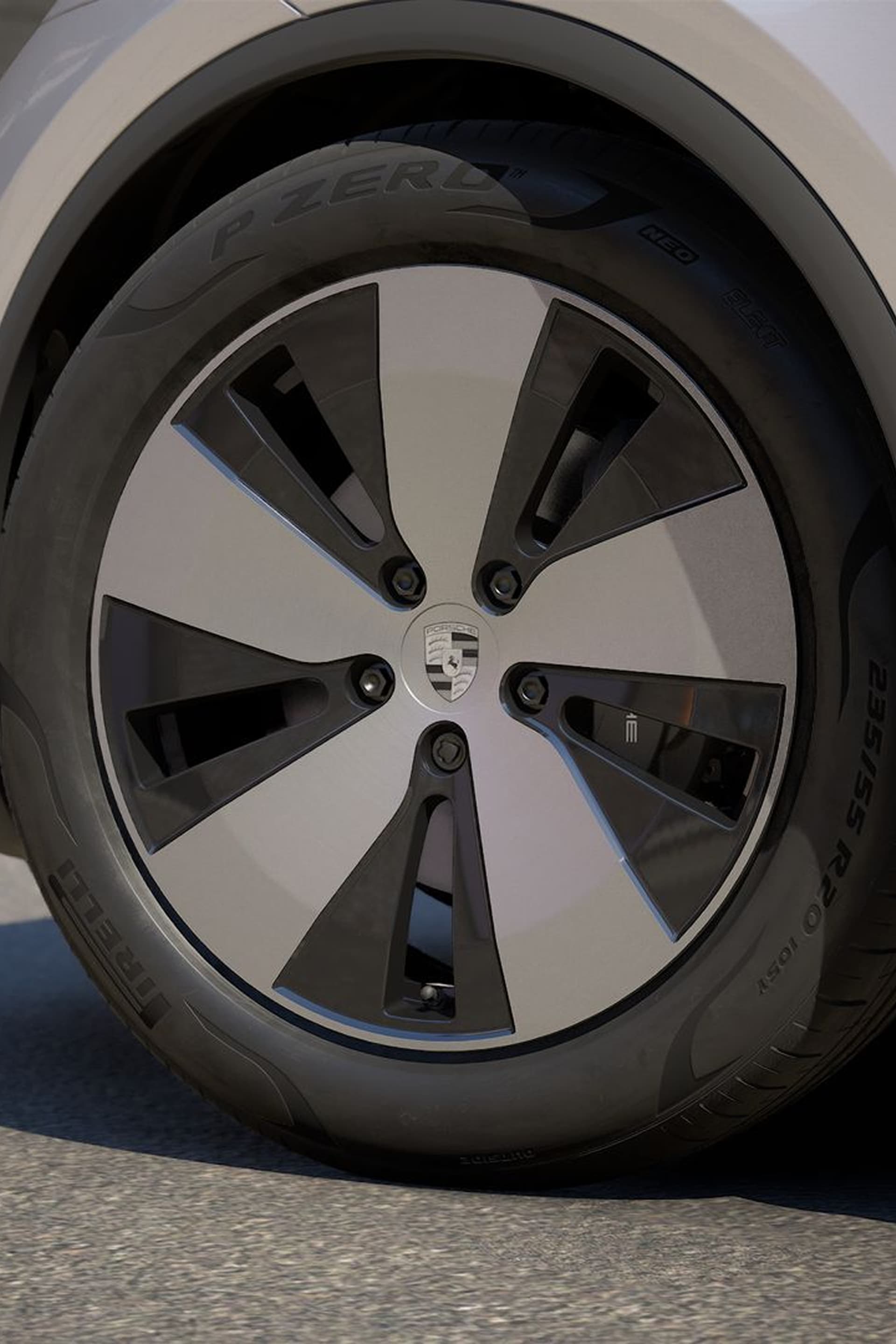 Porsche Macan 4 20-tuumainen kevyt metalliseospyörä hopeassa, lähikuva yksityiskohdista, jotka on otettu asfalttiin.
