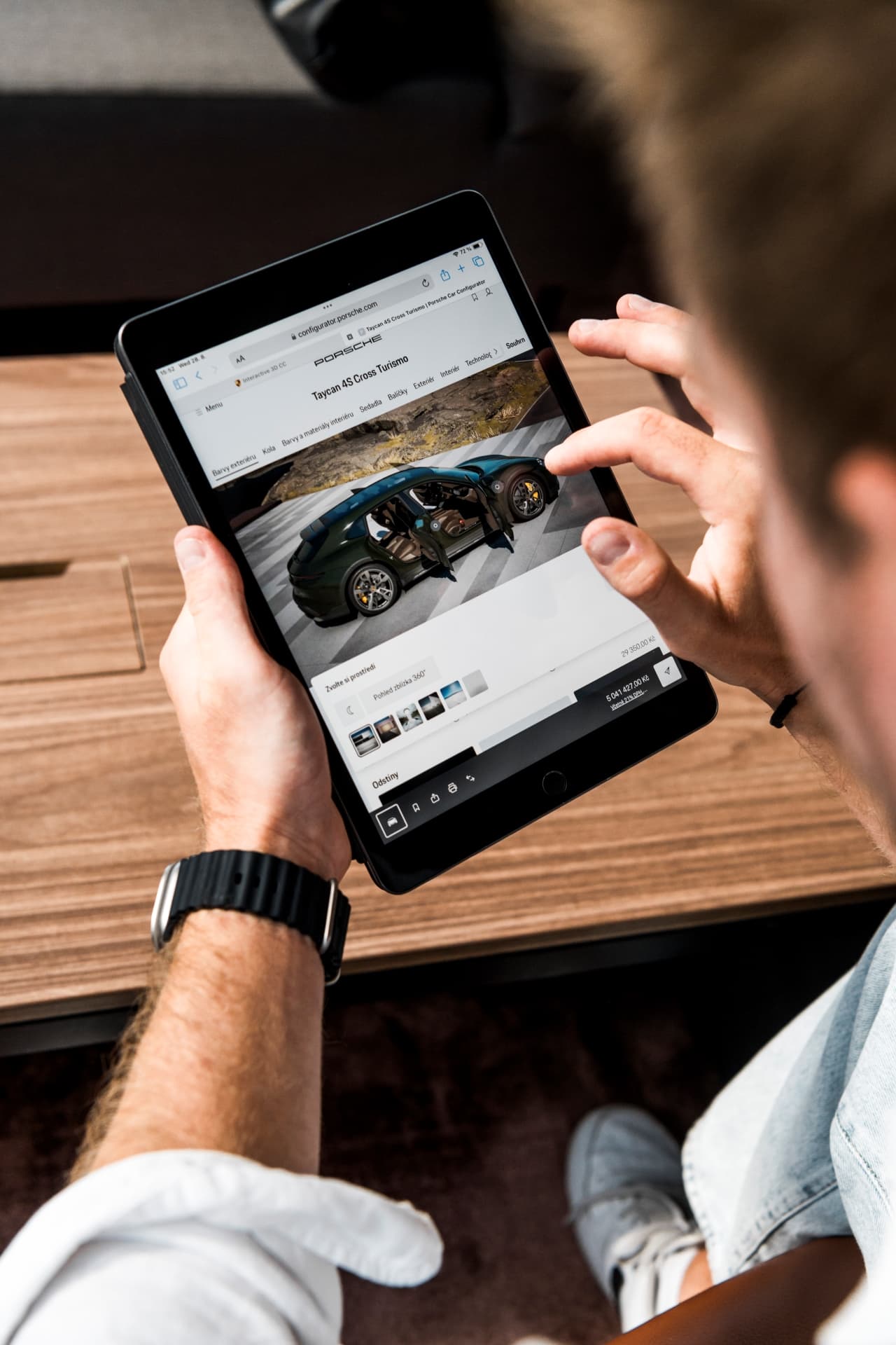 Vladimír Polívka používá konfigurátor Porsche na tabletu