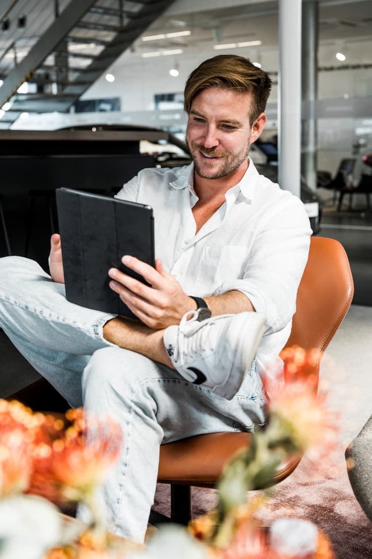 Vladimír Polívka konfiguruje své vysněné Porsche na tabletu