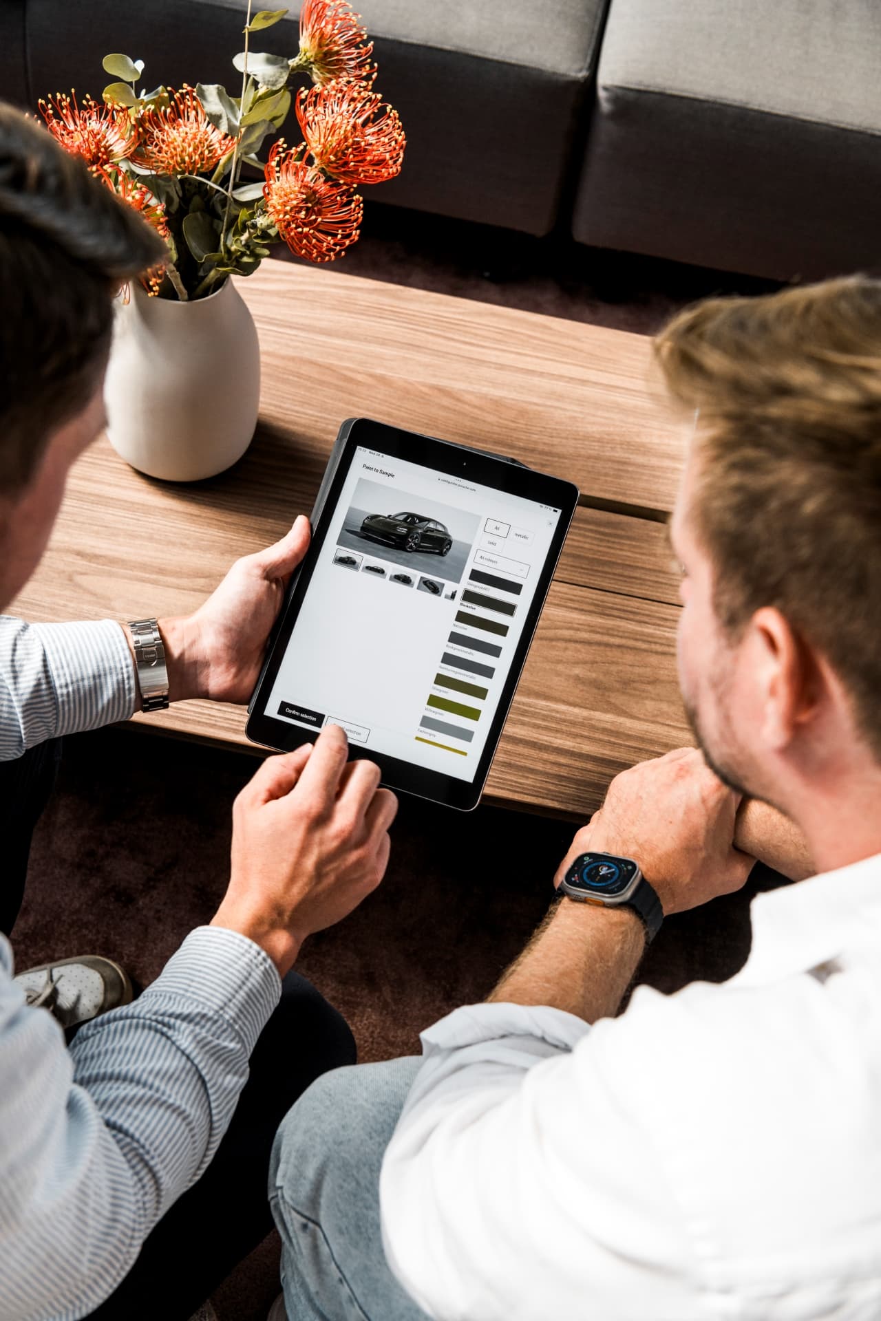 Vladimír Polívka si v konfigurátoru Porsche na tabletu prohlíží barvy exteriéru
