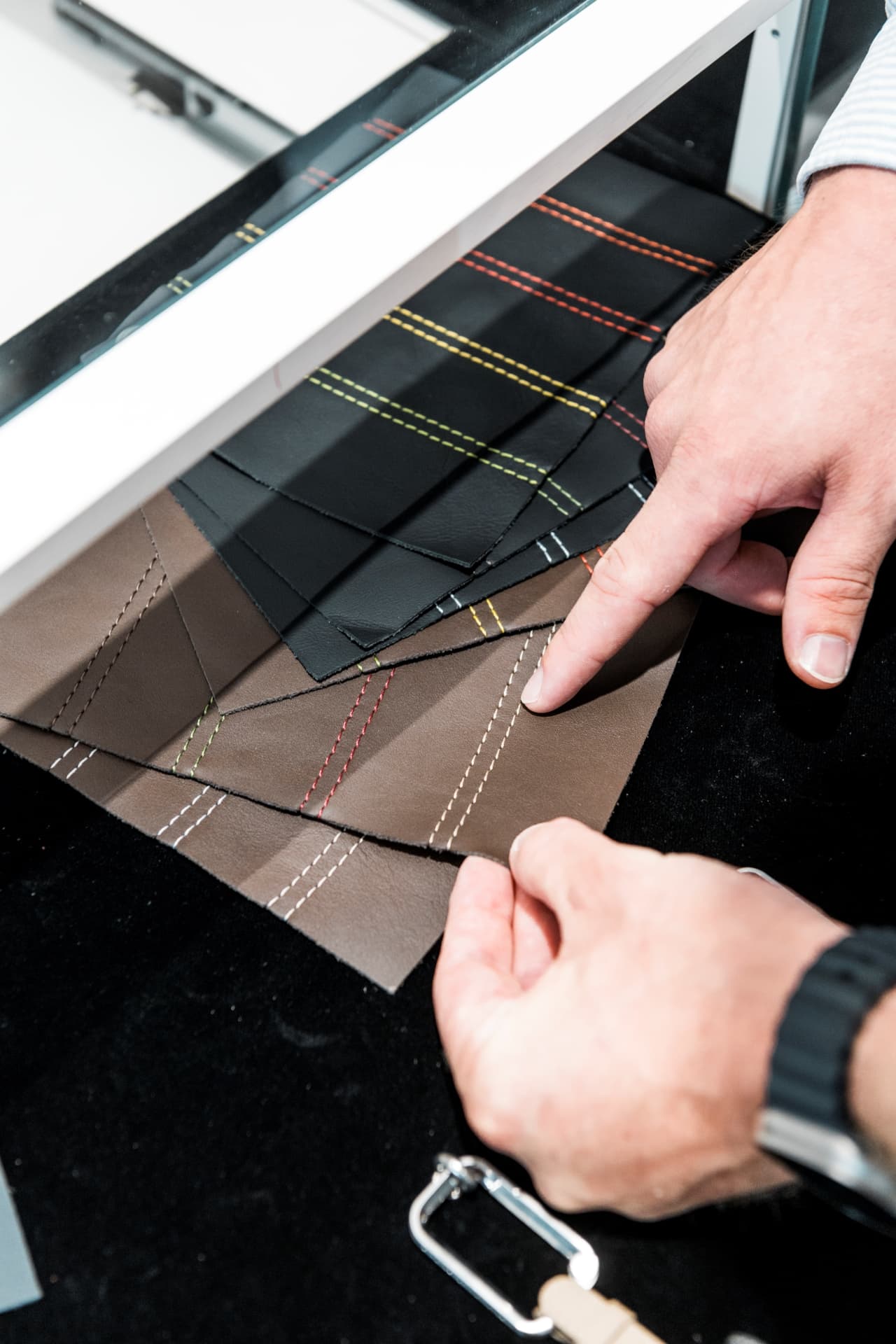 Vladimír Polívka vybírá mezi možnostmi stehů