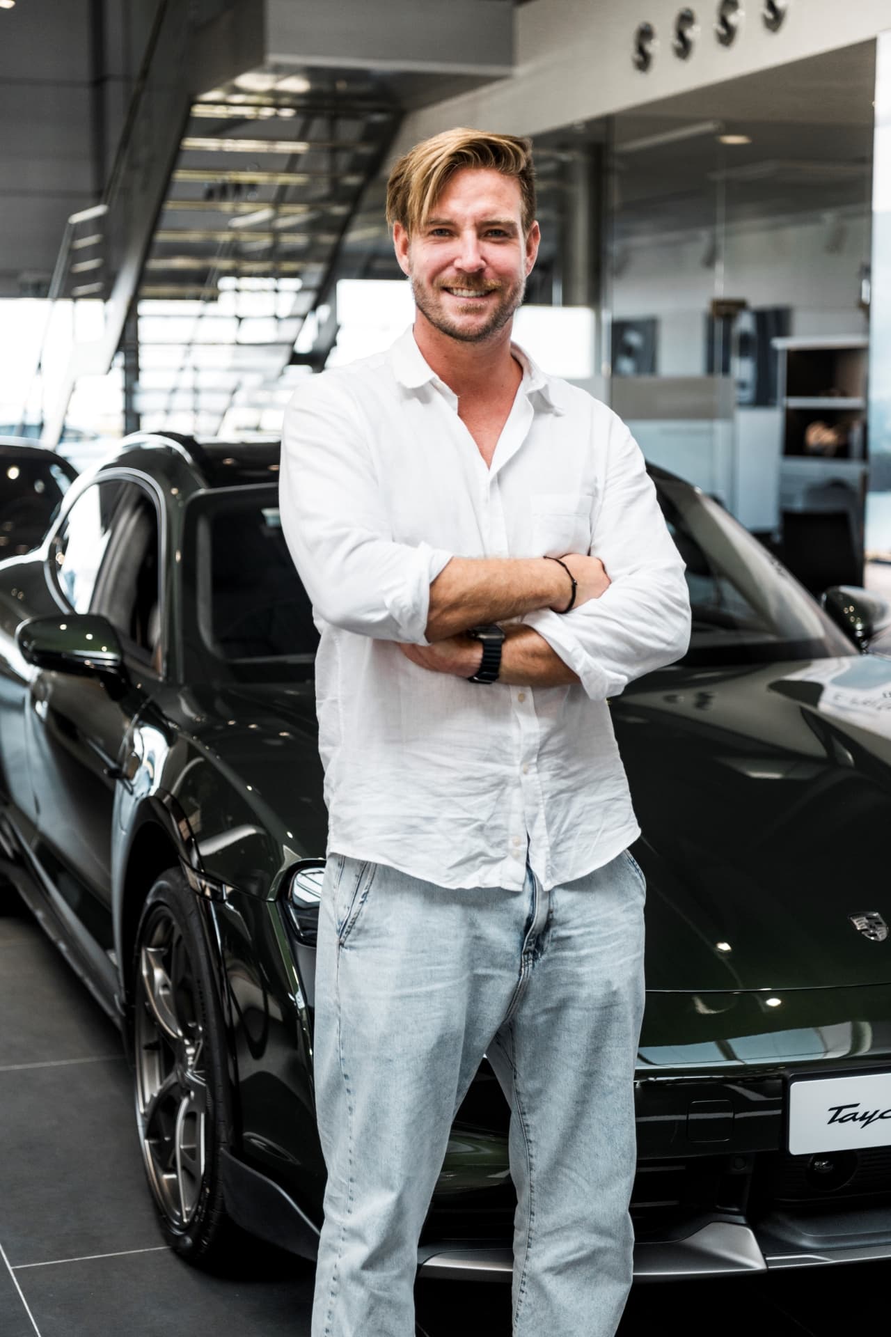 Vladimír Polívka před vozem Taycan